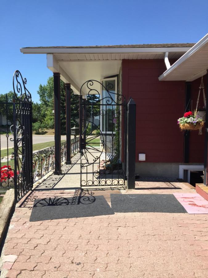The Calgary Hub Hostel Style Home Exterior foto