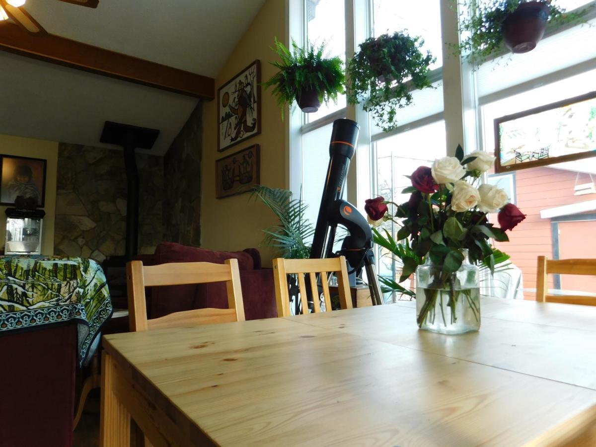 The Calgary Hub Hostel Style Home Exterior foto