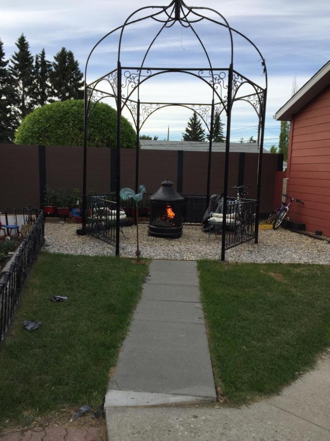 The Calgary Hub Hostel Style Home Exterior foto