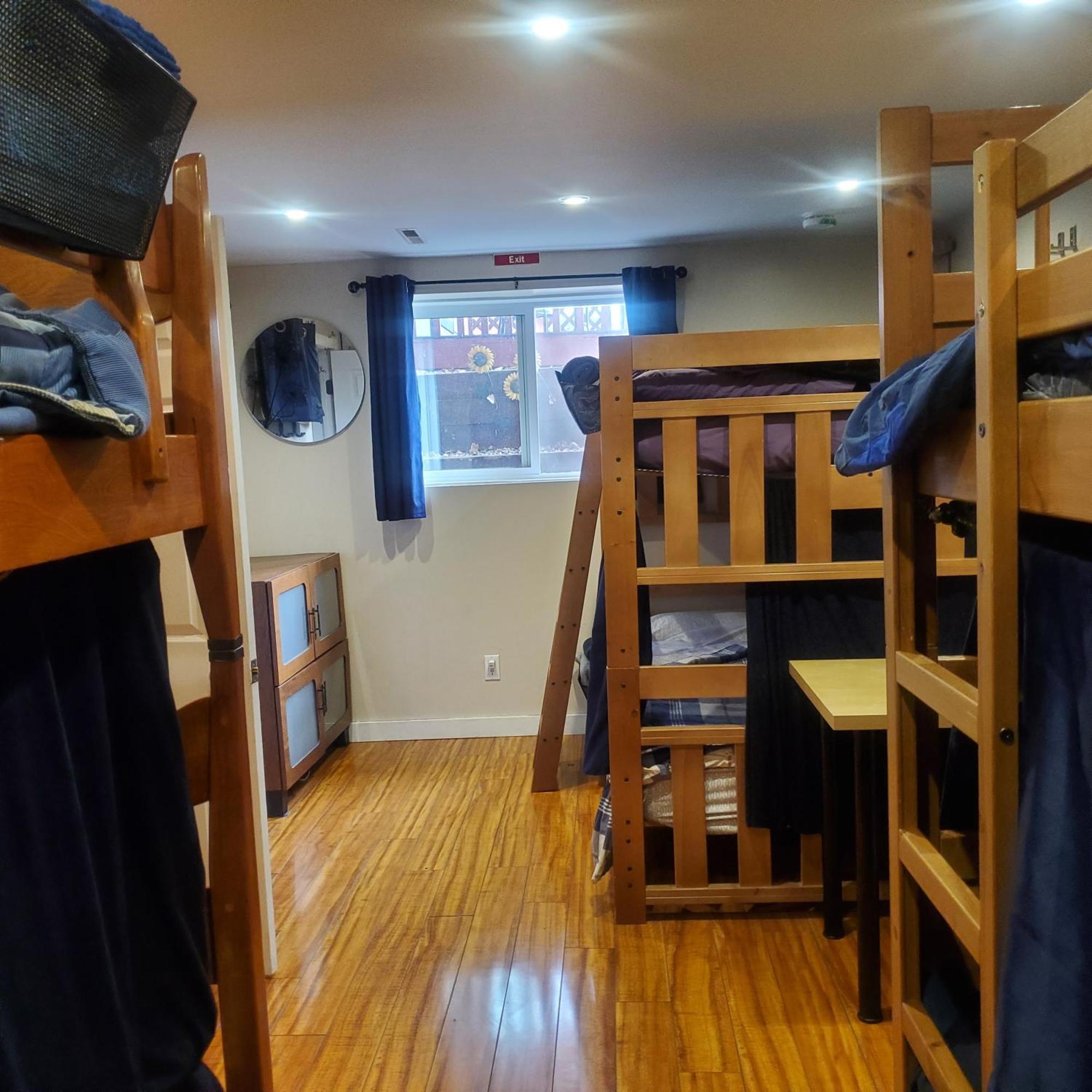 The Calgary Hub Hostel Style Home Exterior foto